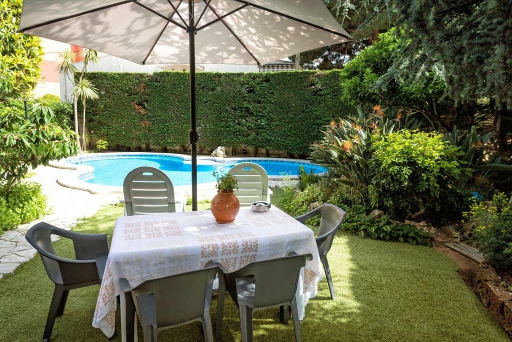 Villa Paquita Calella Bagian luar foto
